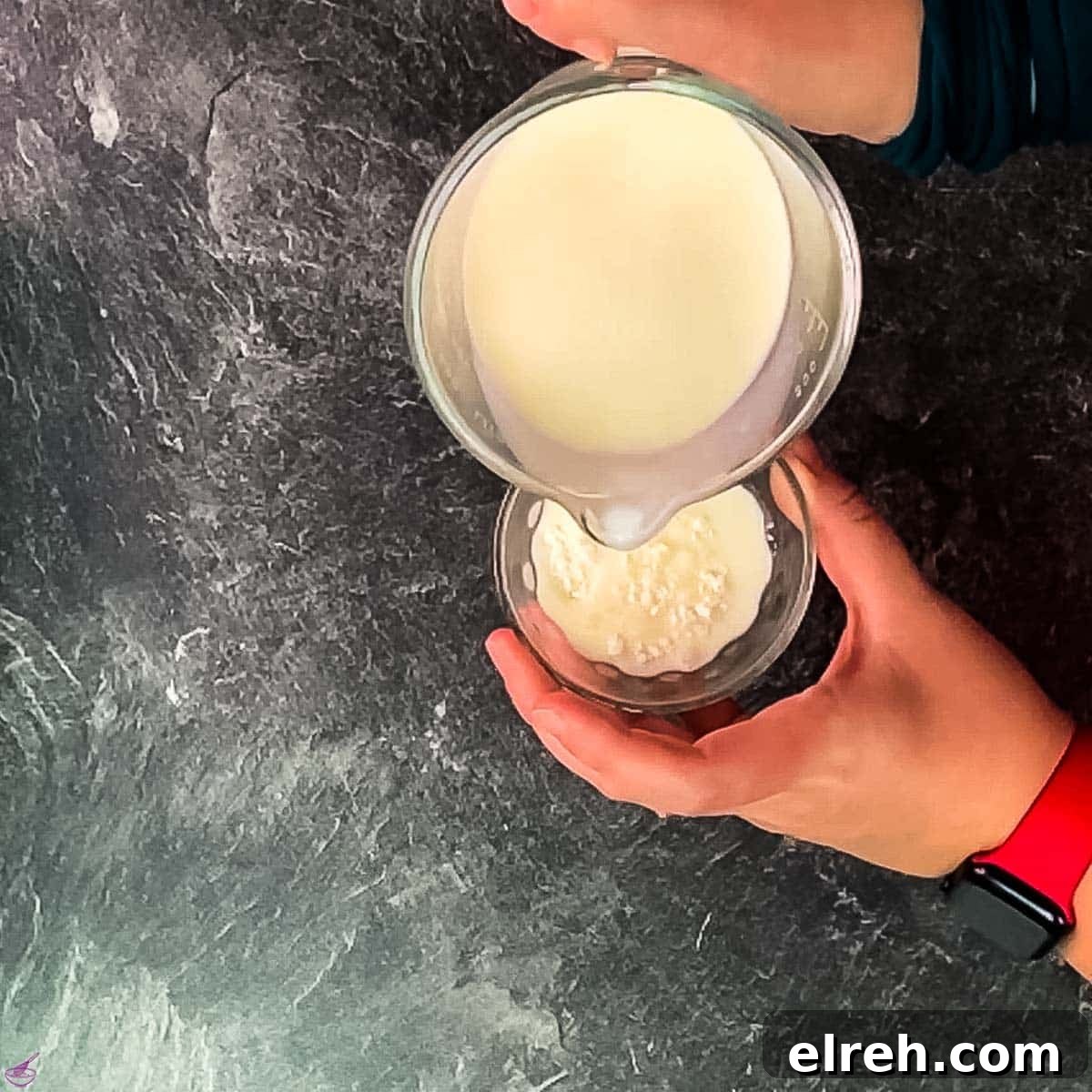 White Chocolate Pudding Recipe to Impress Guests 4 Add a small amount of milk to the cornstarch.