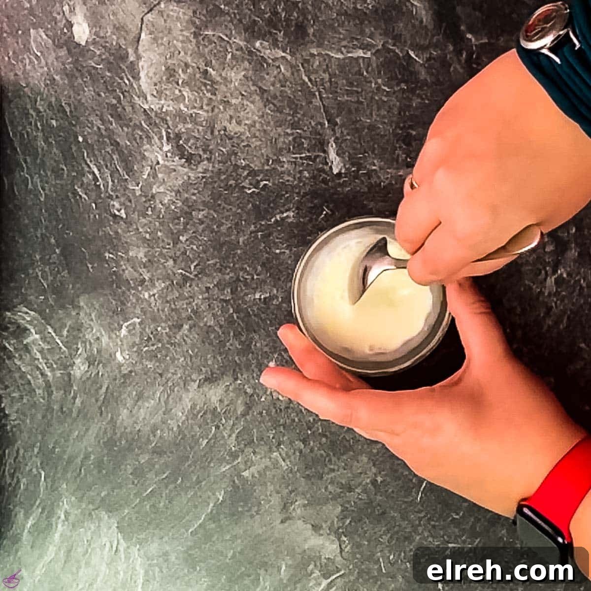 White Chocolate Pudding Recipe to Impress Guests 5 Mix the cornstarch with milk until smooth and lump free.