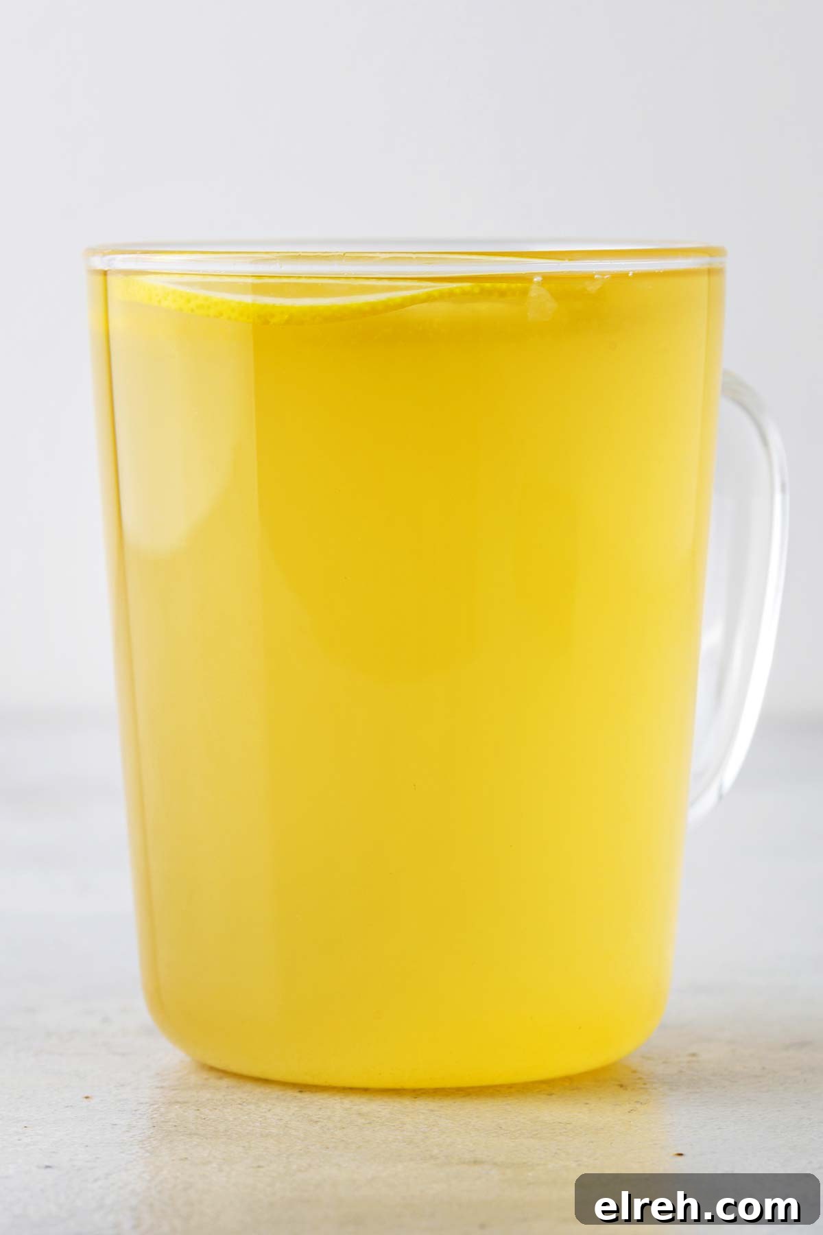7 Science-Backed Benefits of Lemon Tea 2 Lemon tea in a glass mug.