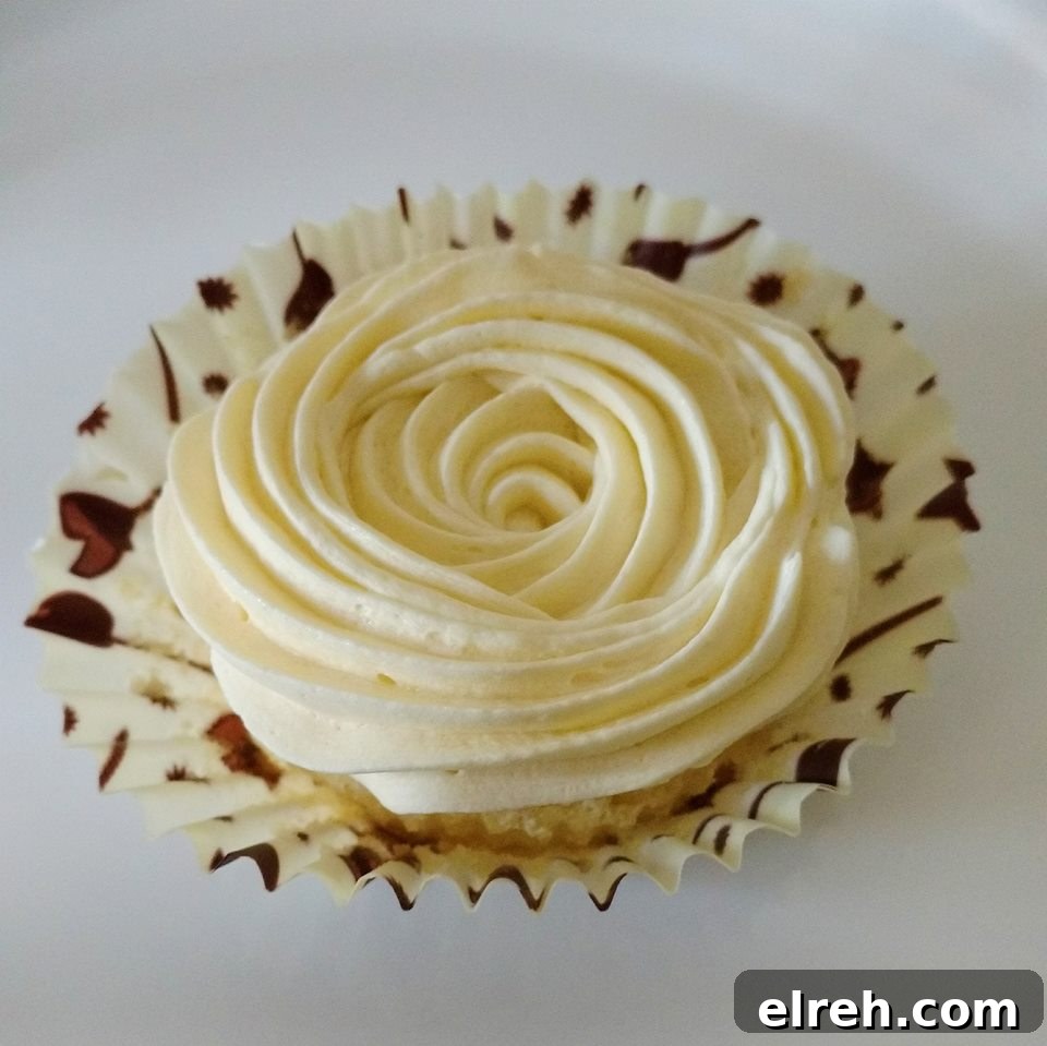 Flour Buttercream vs Ermine Buttercream: Texture, Taste and Uses 4 Piped Ermine buttercream