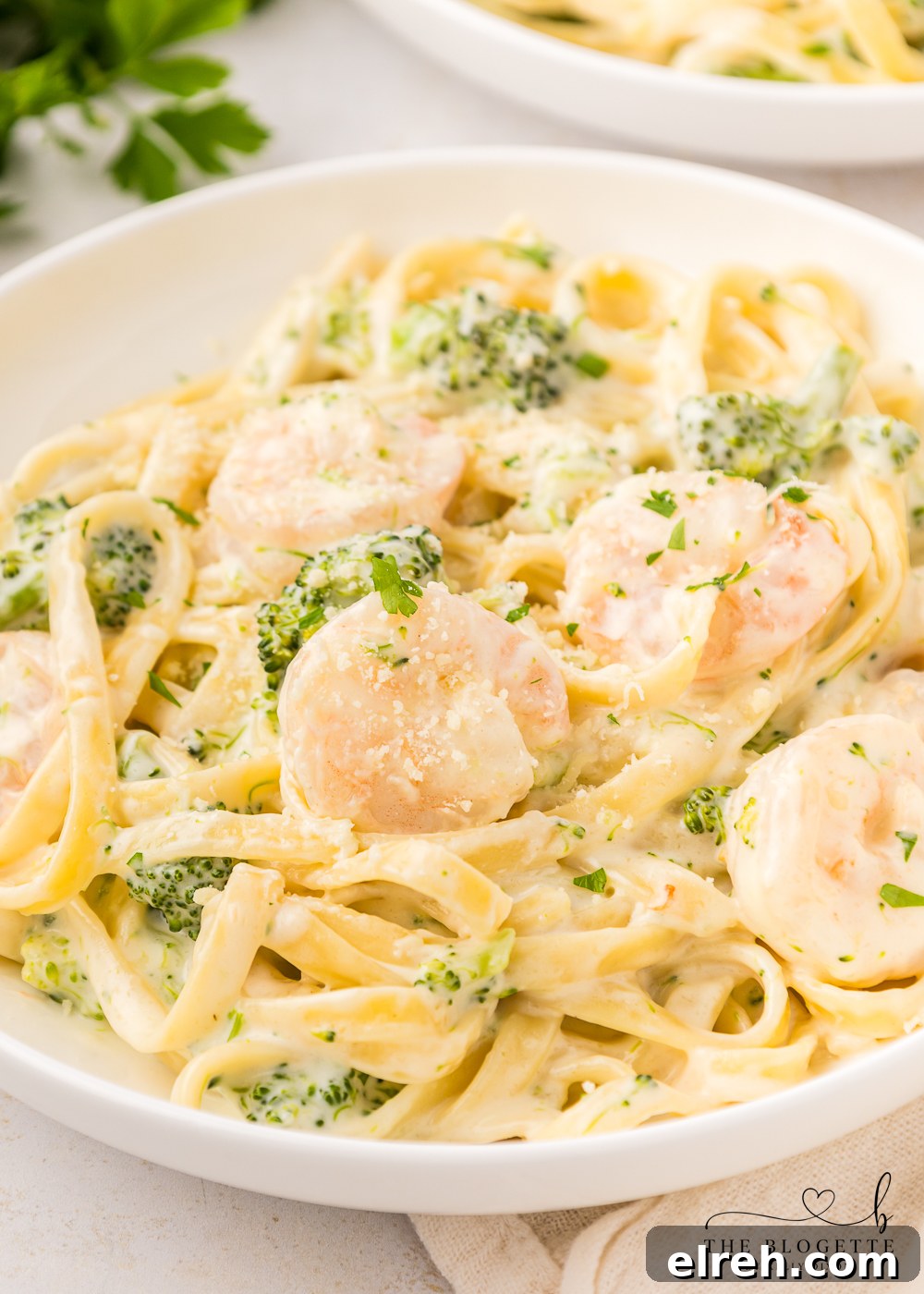 Shrimp Alfredo made with fettuccine, broccoli, and a quick and easy homemade Alfredo pasta sauce! Toss the ingredients in 1 pan and serve.