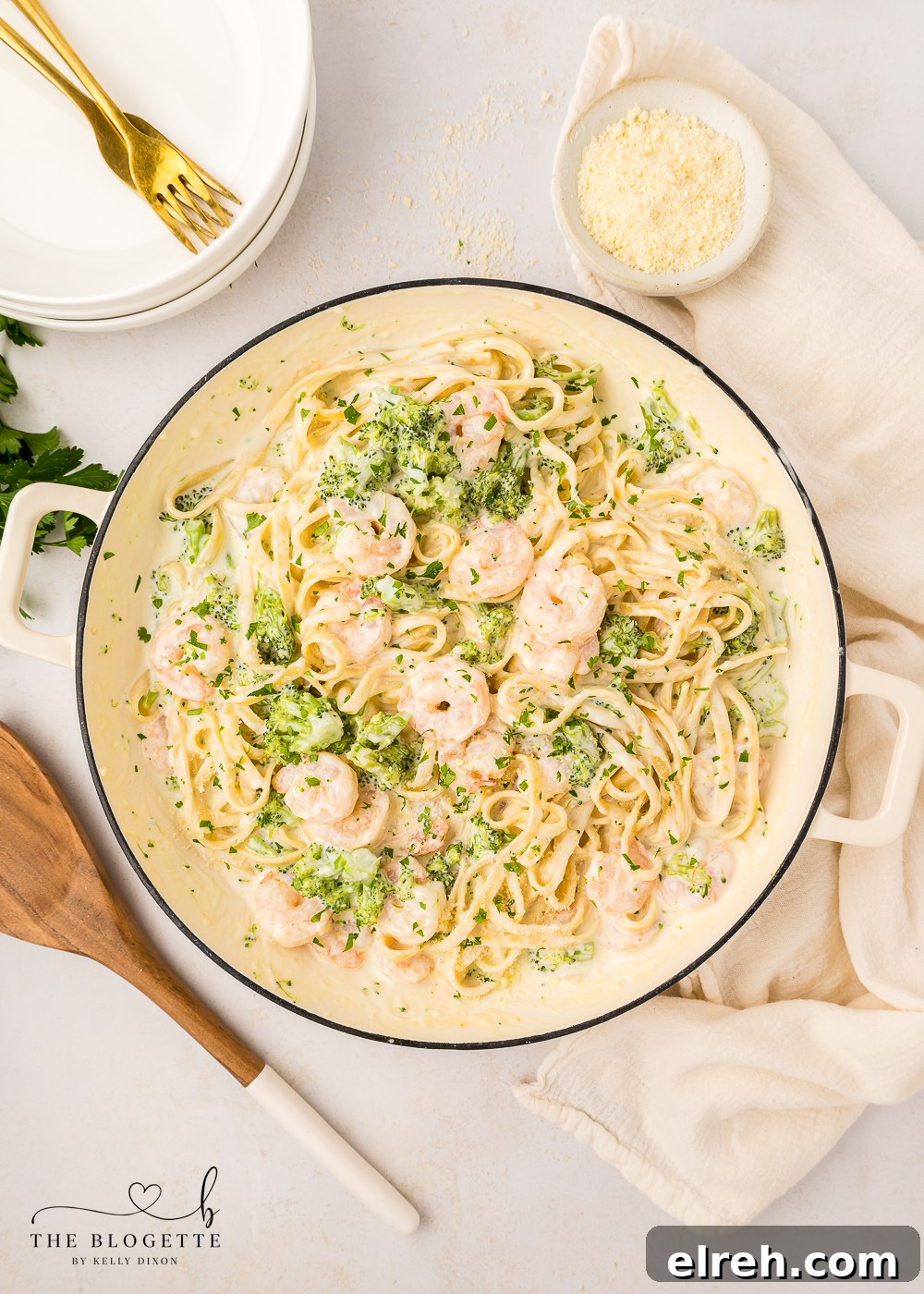 Shrimp Alfredo made with fettuccine, broccoli, and a quick and easy homemade Alfredo pasta sauce! Toss the ingredients in 1 pan and serve.